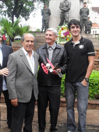 SR. RUBENS RIBEIRO E BARROS, REPRESENTANTE DA FAMÍLIA RIBEIRO DE BARROS SENDO HOMENAGEADO. 