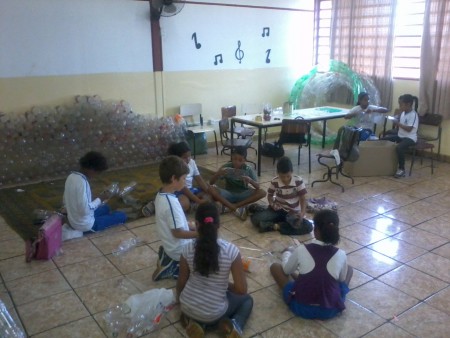 ALUNOS DO MUNICÍPIO PARTICIPANDO DAS OFICINAS SUSTENTÁVEIS .
