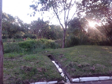 o esgoto das ruas corre para o córrego vizinho do terreno. 